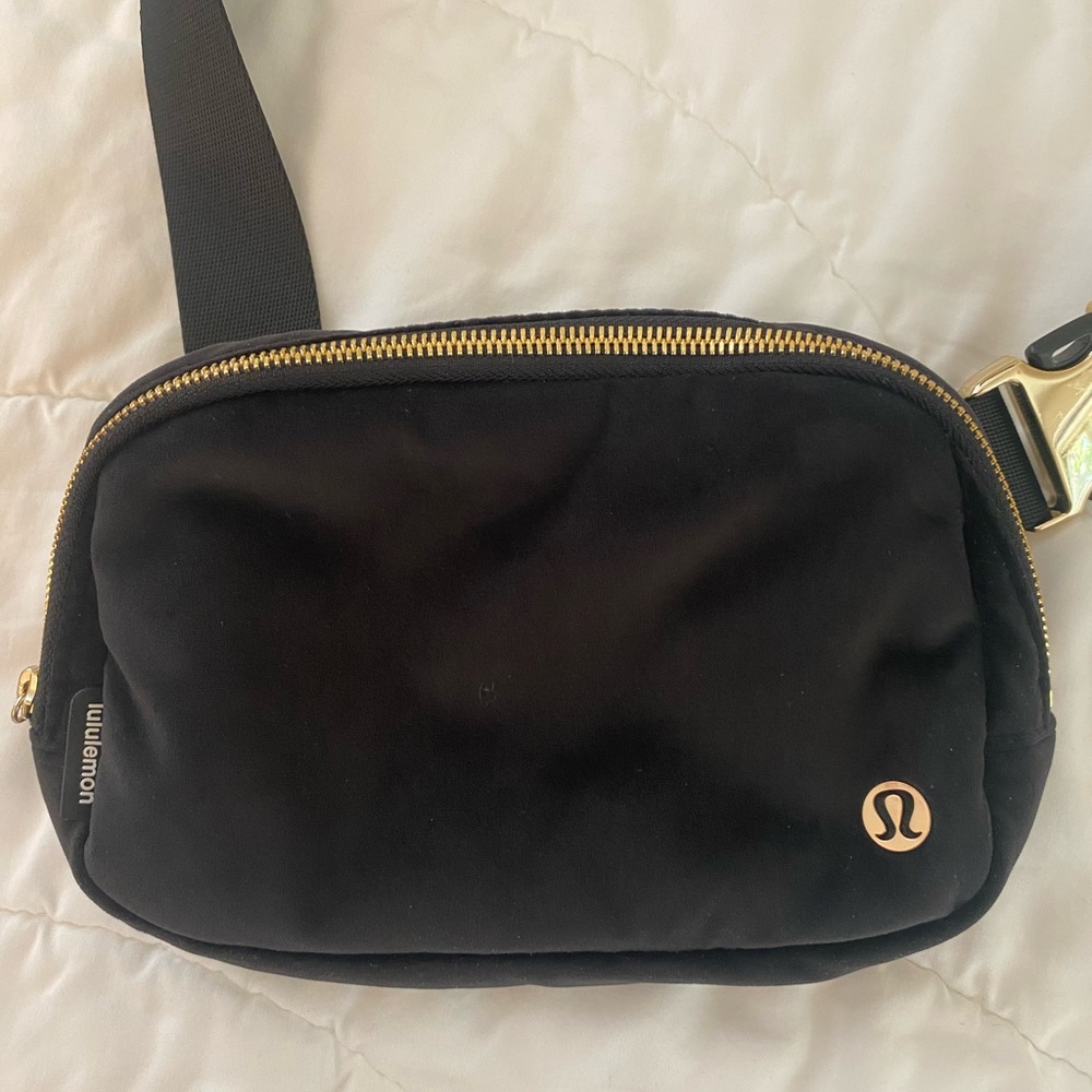 Lululemon Everywhere Belt Bag